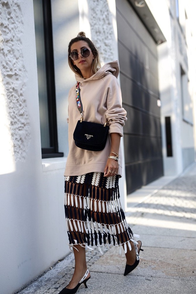 How to wear a sweatshirt with a skirt this spring: fashion ideas 10