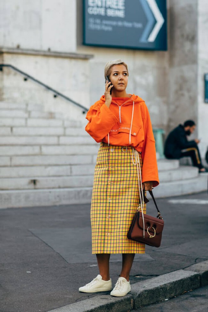How to wear a sweatshirt with a skirt this spring: fashion ideas 12