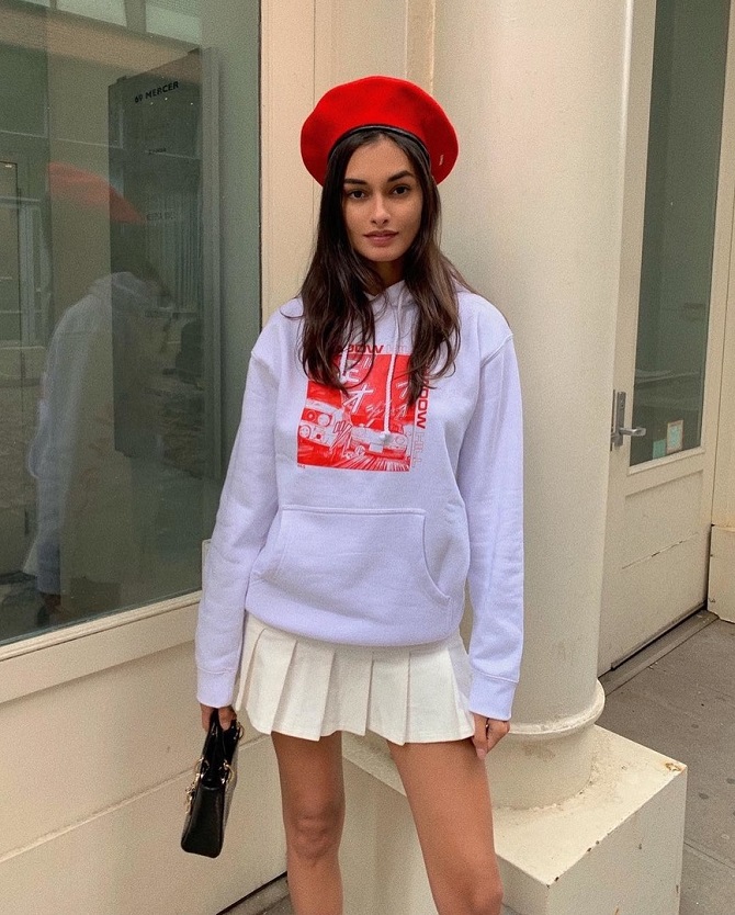 How to wear a sweatshirt with a skirt this spring: fashion ideas 3