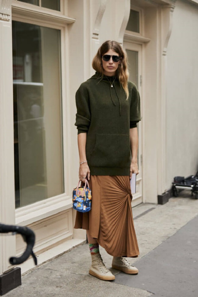 How to wear a sweatshirt with a skirt this spring: fashion ideas 6