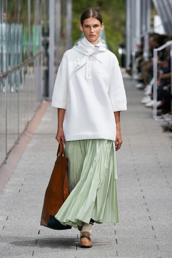 How to wear a sweatshirt with a skirt this spring: fashion ideas 7