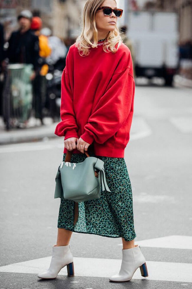 How to wear a sweatshirt with a skirt this spring: fashion ideas 9