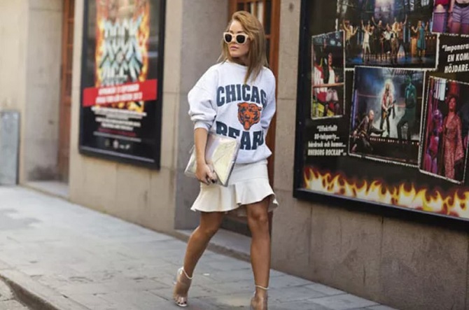 How to wear a sweatshirt with a skirt this spring: fashion ideas 1