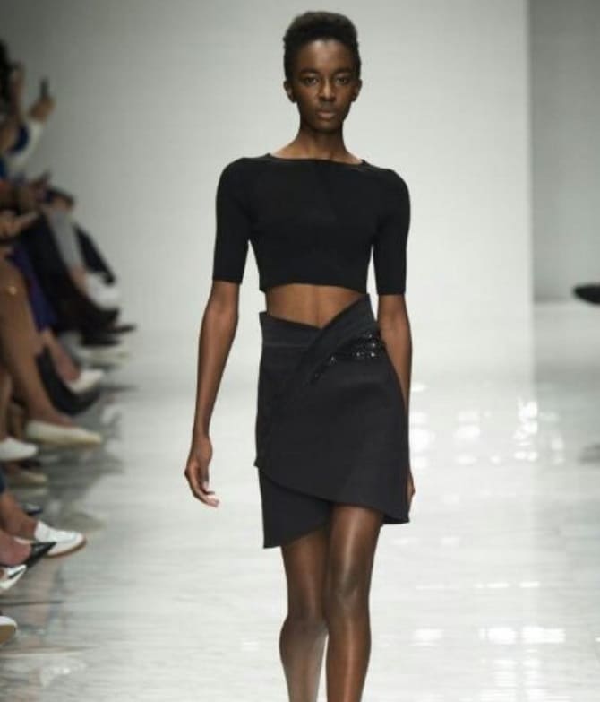 Very low-rise skirts are a fashion trend for spring 2024 5