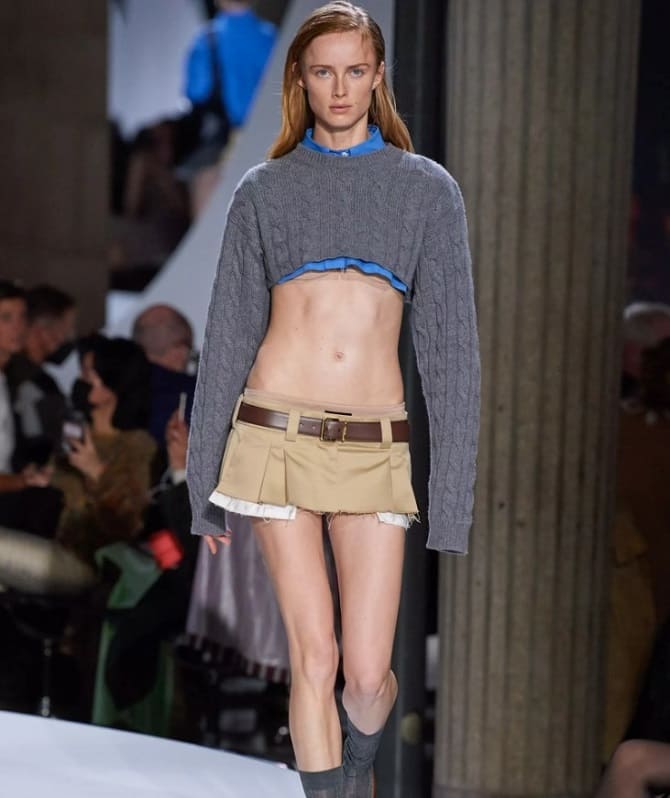 Very low-rise skirts are a fashion trend for spring 2024 8