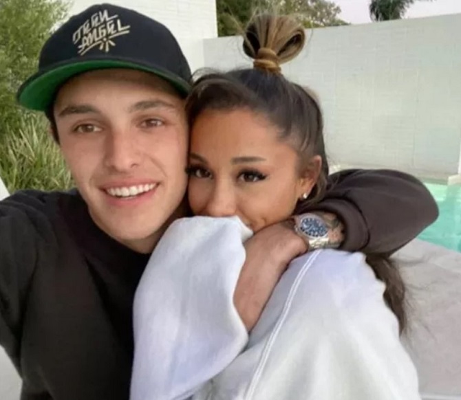 Ariana Grande is officially divorced and will pay her ex-husband a huge sum 2