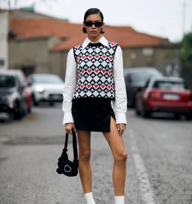 Black mini skirt: fashion trends for spring 2024 10