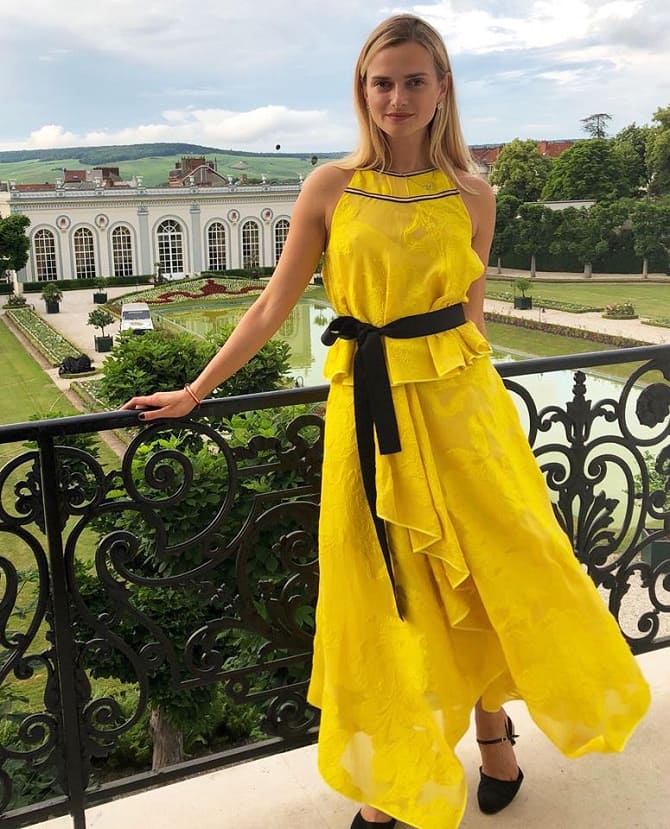 Fashionable yellow dresses spring-summer 2024: stylish models 12