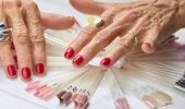 Manicure colors that age the hands of women over 50