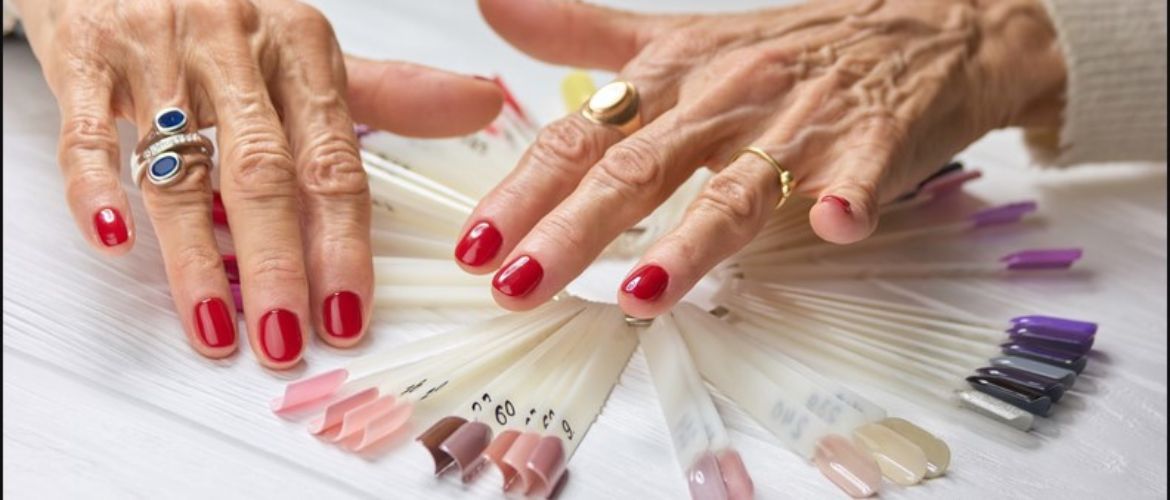 Manikürefarben, die die Hände von Frauen über 50 altern lassen