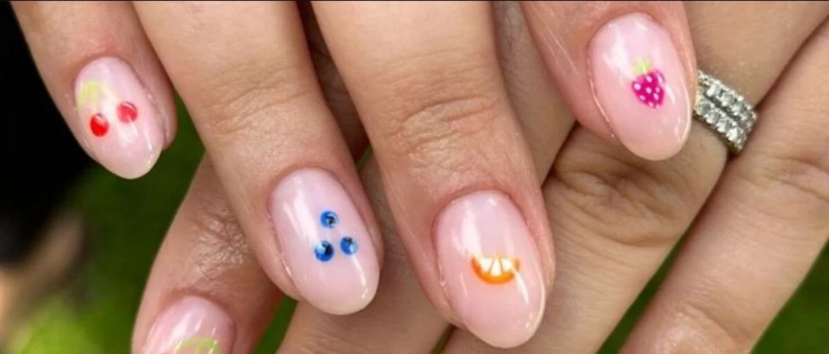 Fruit manicure: a juicy trend on your nails