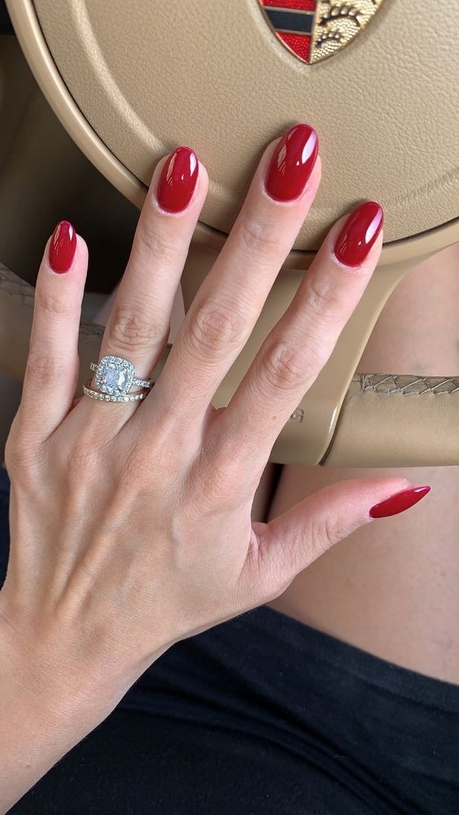 Manicure colors that age the hands of women over 50 7