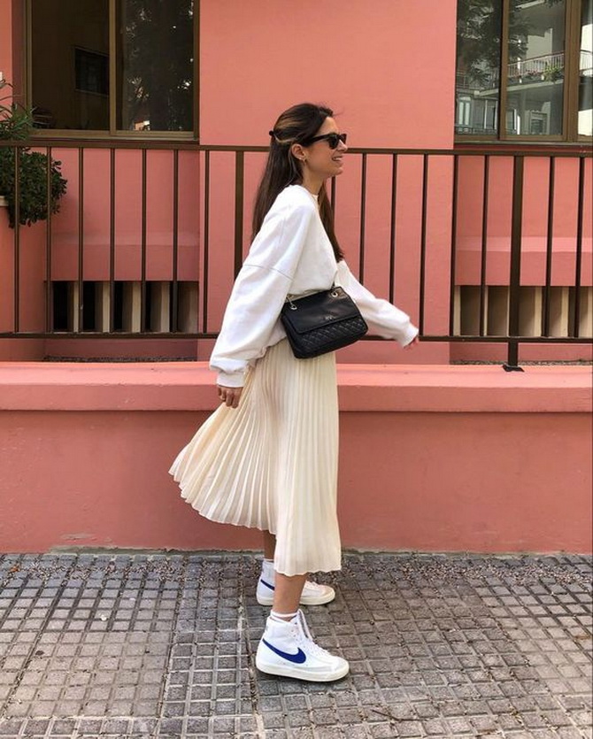 Looks with white sneakers: how to combine sports shoes in the spring-summer season 12