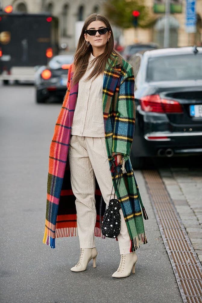 Fashionable checkered coats: current models for warm spring 4