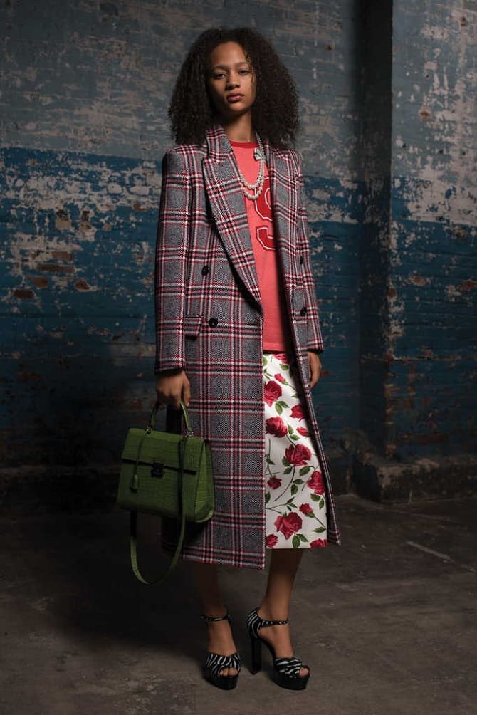 Fashionable checkered coats: current models for warm spring 11