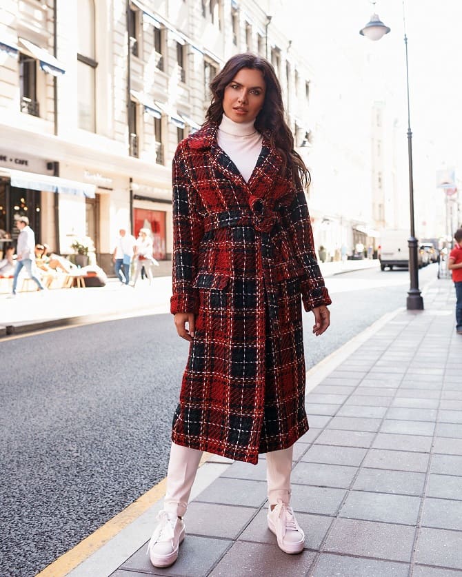 Fashionable checkered coats: current models for warm spring 1