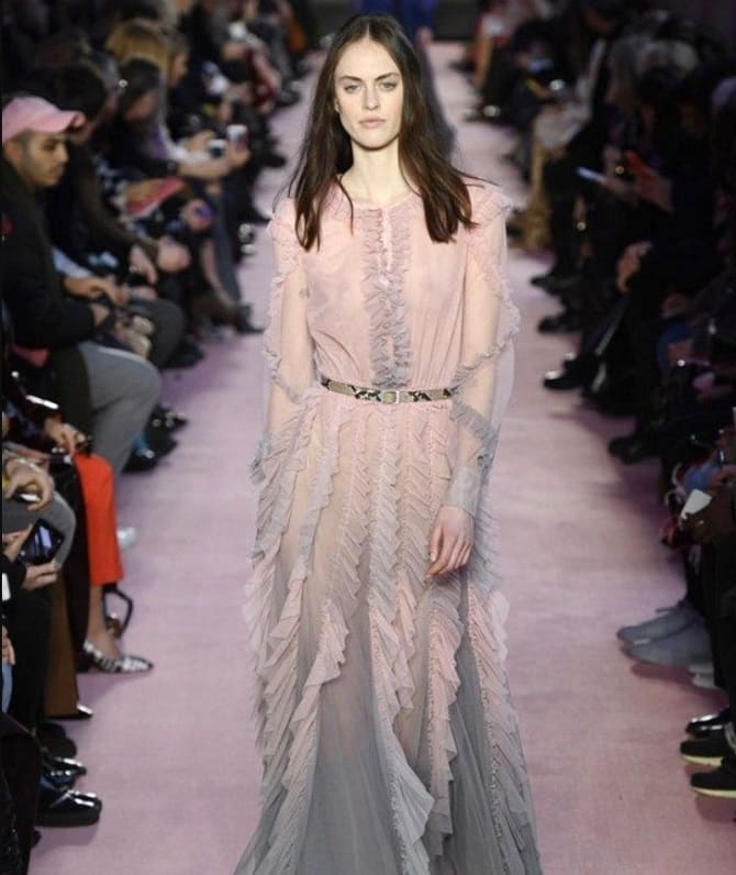 Модні сукні з довгими рукавами на весну 2024 року: стильні моделі 11