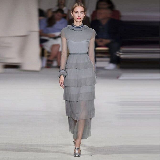 Модні сукні з довгими рукавами на весну 2024 року: стильні моделі 13