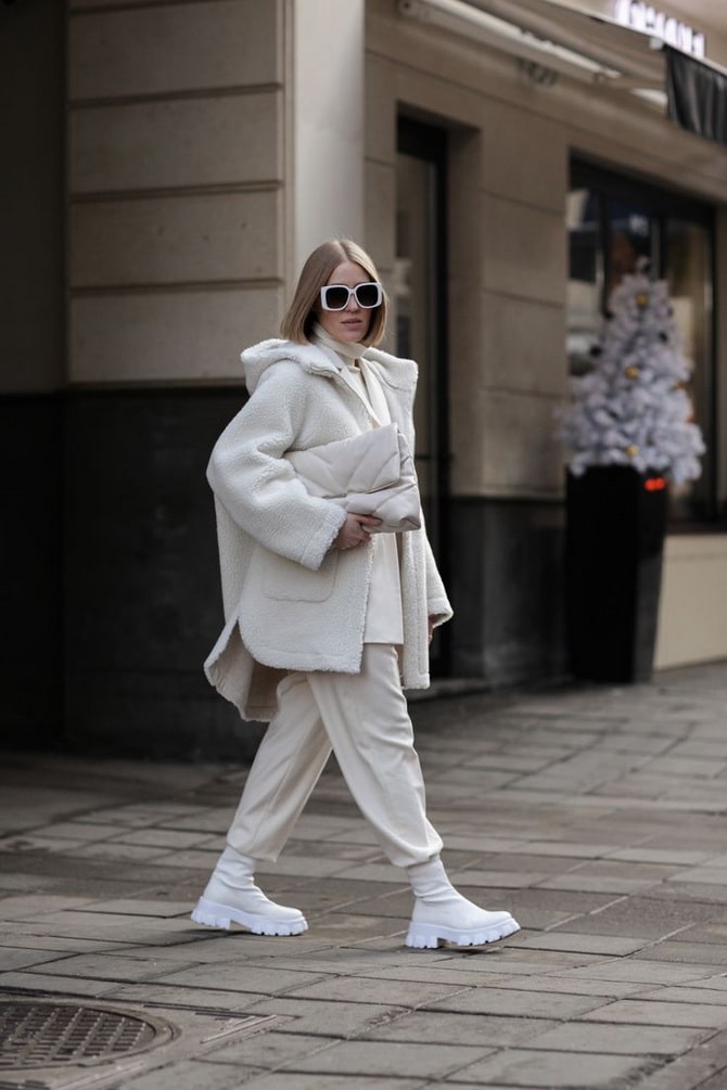 Stilvolle Ideen, was man im Frühling zu weißen Stiefeln tragen kann 16