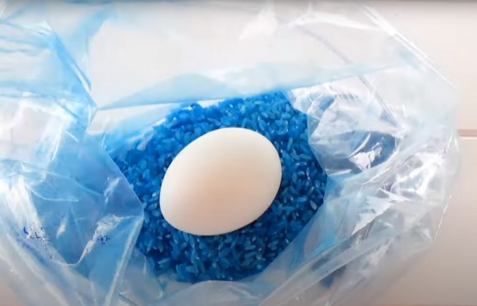 Как покрасить яйца на Пасху с помощью риса и пищевых красителей (+бонус-видео) 5