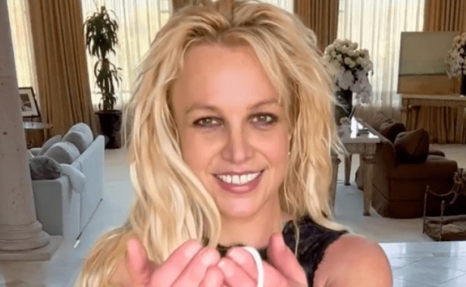 Britney Spears gab zu, dass sie ihre Haarfarbe hasst 2