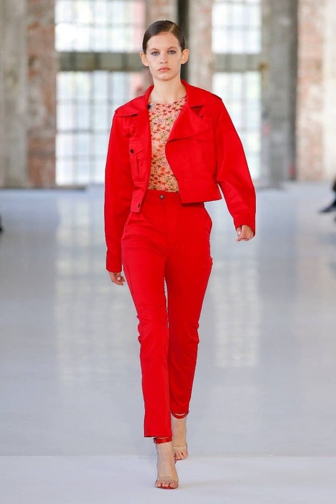 So trägt man diesen Sommer rote Hosen: modische Looks 11