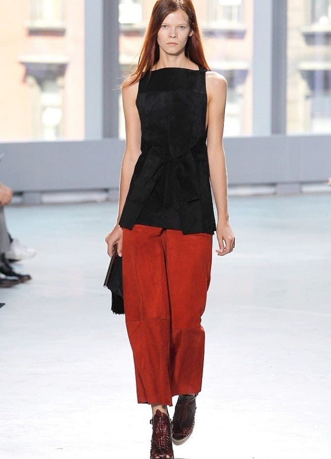 How to wear red pants this summer: fashionable looks 13