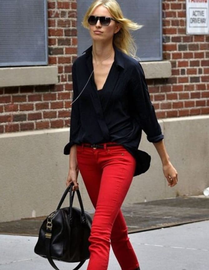 So trägt man diesen Sommer rote Hosen: modische Looks 14