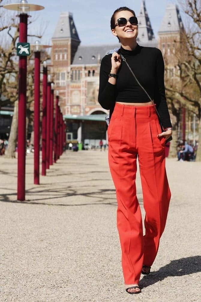 So trägt man diesen Sommer rote Hosen: modische Looks 15