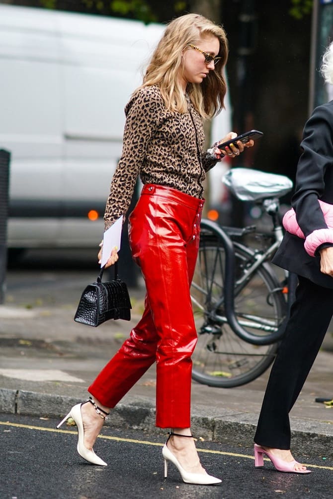 So trägt man diesen Sommer rote Hosen: modische Looks 3