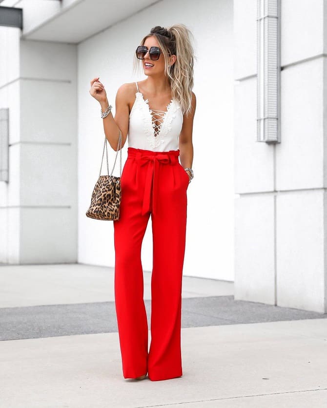 So trägt man diesen Sommer rote Hosen: modische Looks 7