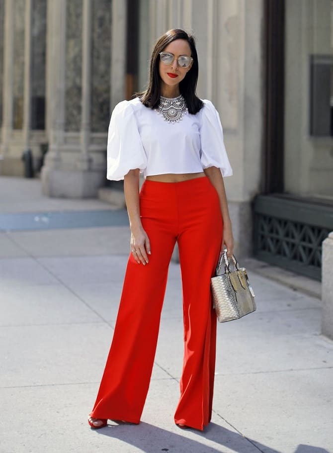 So trägt man diesen Sommer rote Hosen: modische Looks 9