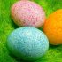 Eier für Ostern mit Reis und Lebensmittelfarbe färben (+ Bonusvideo)