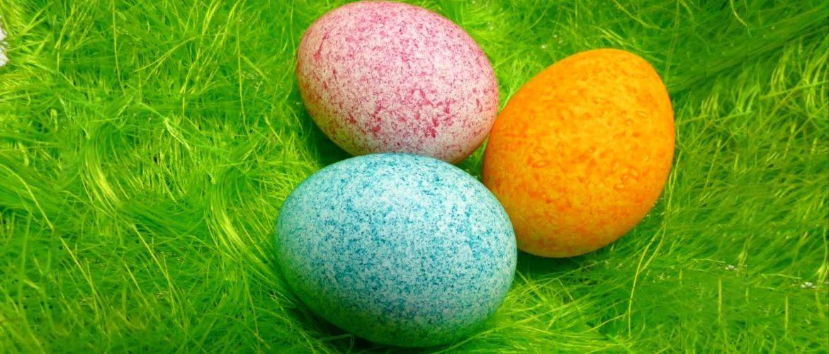 Как покрасить яйца на Пасху с помощью риса и пищевых красителей (+бонус-видео)