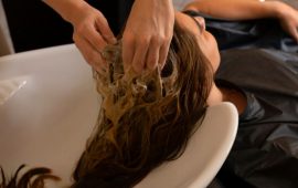 Как правильно мыть волосы: 6 правил использования шампуня