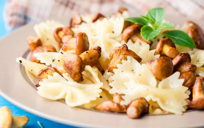 How to cook farfalle pasta with cheese and mushrooms 1