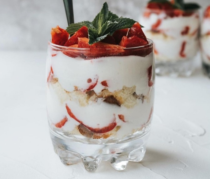 Trifle with strawberries: a recipe for an amazing dessert 1