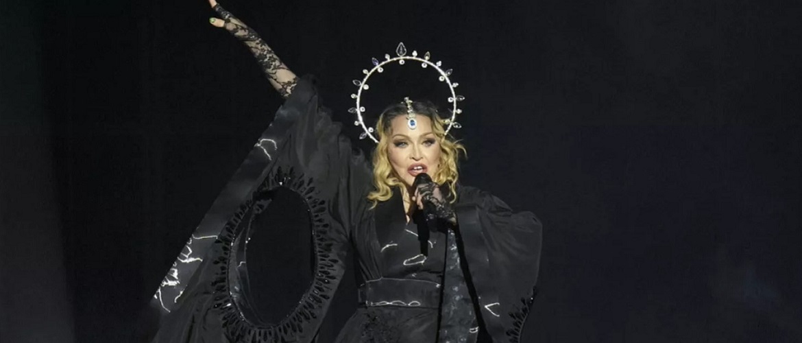 Madonna started an affair with boxer Richard Riakproe