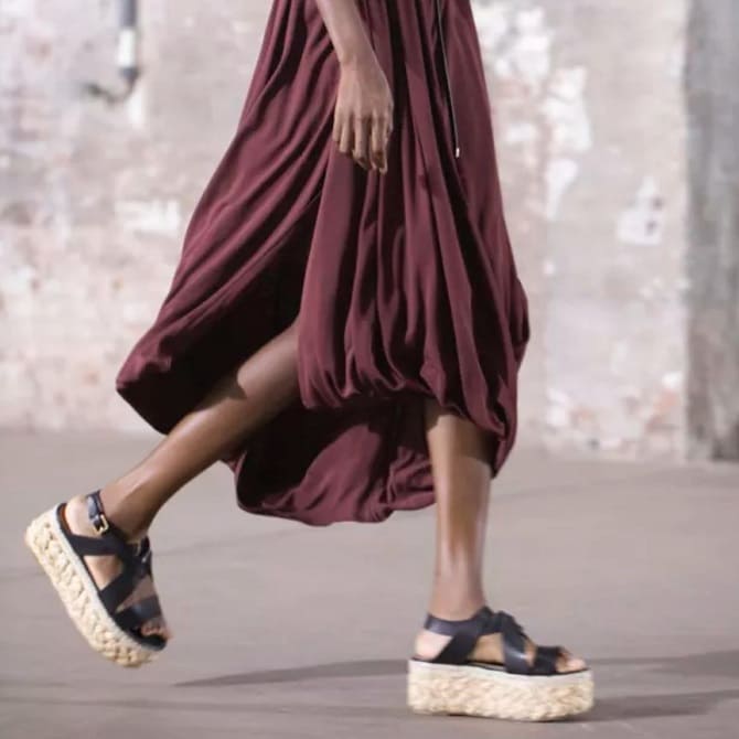 Босоніжки на платформі – модні моделі на літо 2024 року 1