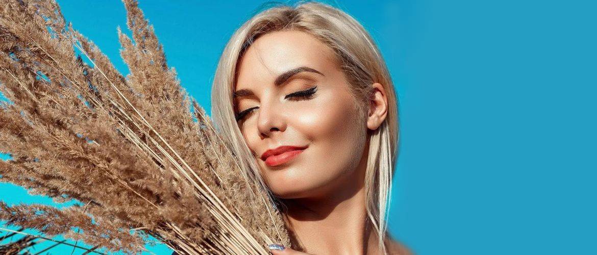 Sommer-Make-up: Tipps von Visagisten, wie Sie auch bei Hitze einen frischen Teint bewahren