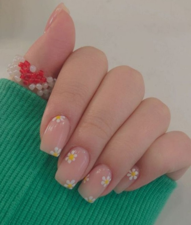 Summer manicure with daisies – fashion ideas with photos 3