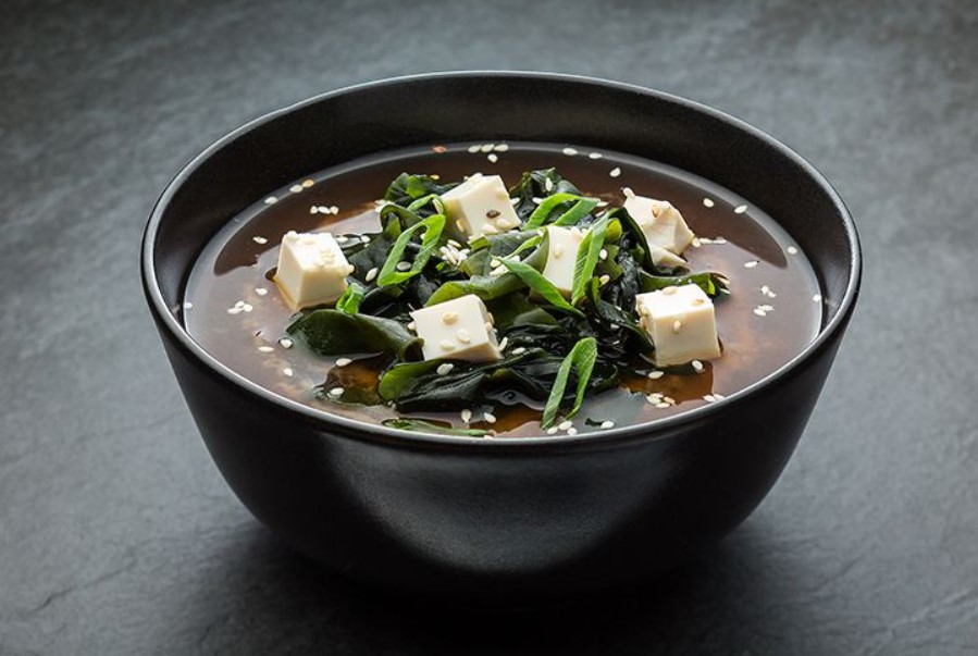 So bereiten Sie Miso-Suppe mit Daikon zu: ein einfaches Rezept 1