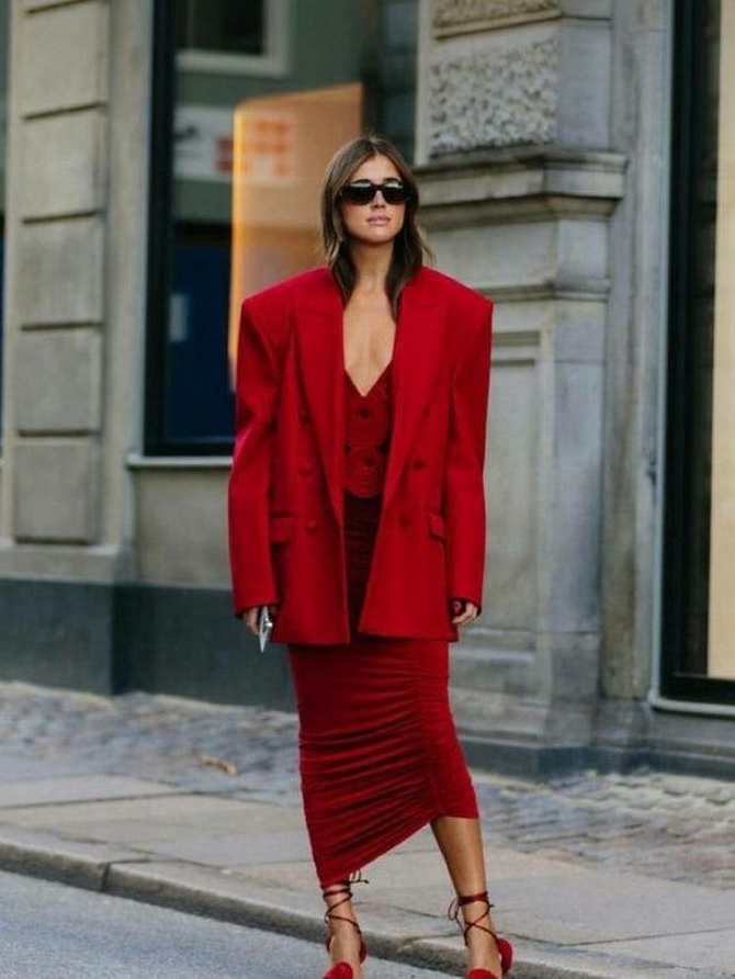 So trägt man Rot 2024: leuchtende Looks und modische Kombinationen 19