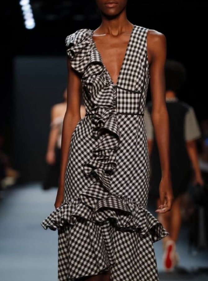 Checked sundresses – fashionable models for summer 2024 4