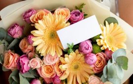 Квіти в коробці та кошику: оригінальні ідеї та поради