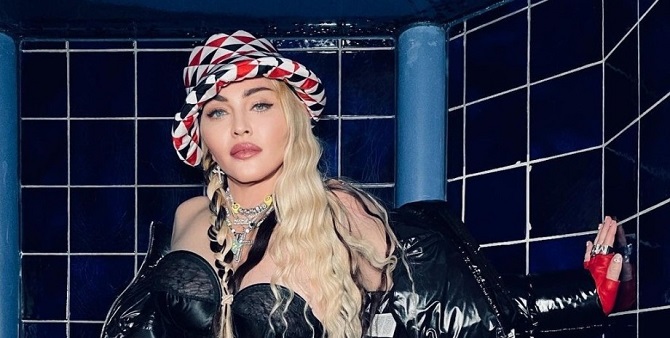 Madonna sued for obscene behavior on stage 1