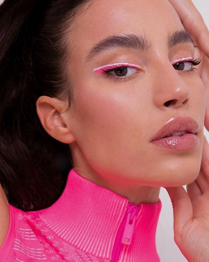 Colored arrows on the eyes: a bright and fresh beauty trend for the summer 21