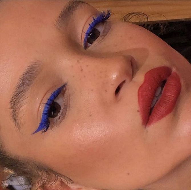 Colored arrows on the eyes: a bright and fresh beauty trend for the summer 2