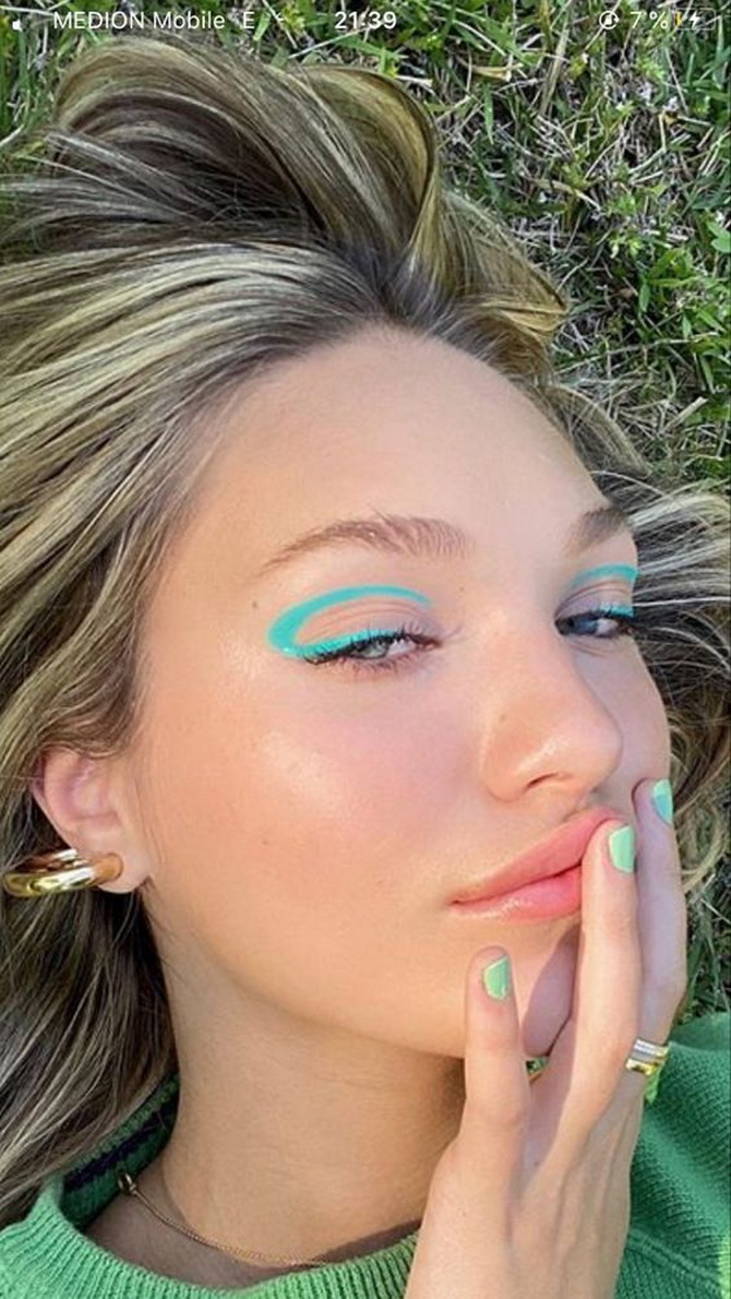 Colored arrows on the eyes: a bright and fresh beauty trend for the summer 16