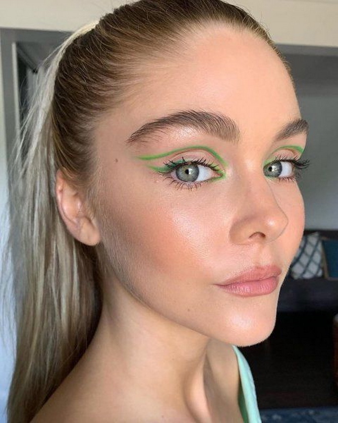 Colored arrows on the eyes: a bright and fresh beauty trend for the summer 17